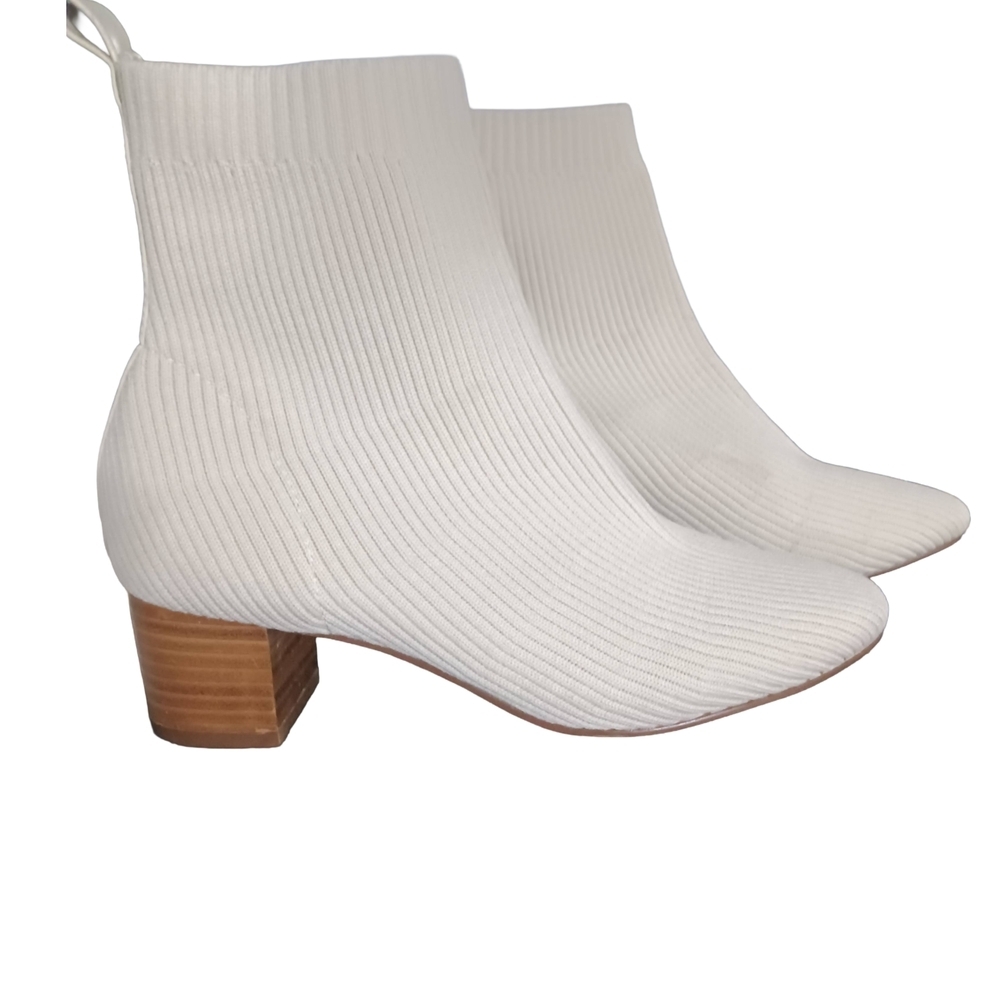 Elegant White Ribbed Ankle Boots